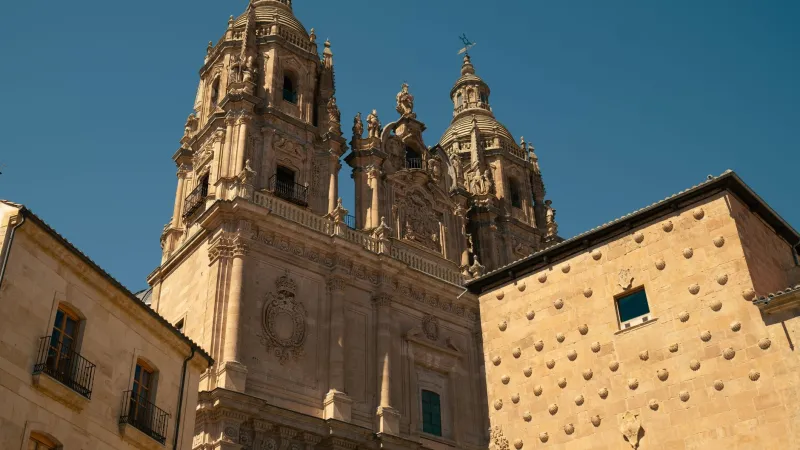 Entre Muros y Bambalinas: El Alma Arquitectónica del Teatro Las Torres