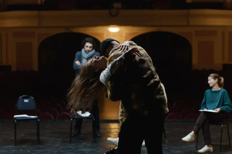 Voces que Reescriben el Escenario: Dramaturgas y Directoras en la Vanguardia del Teatro Español