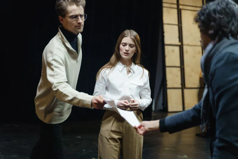 Jóvenes Creadores que Sacuden los Cimientos del Teatro Contemporáneo Español